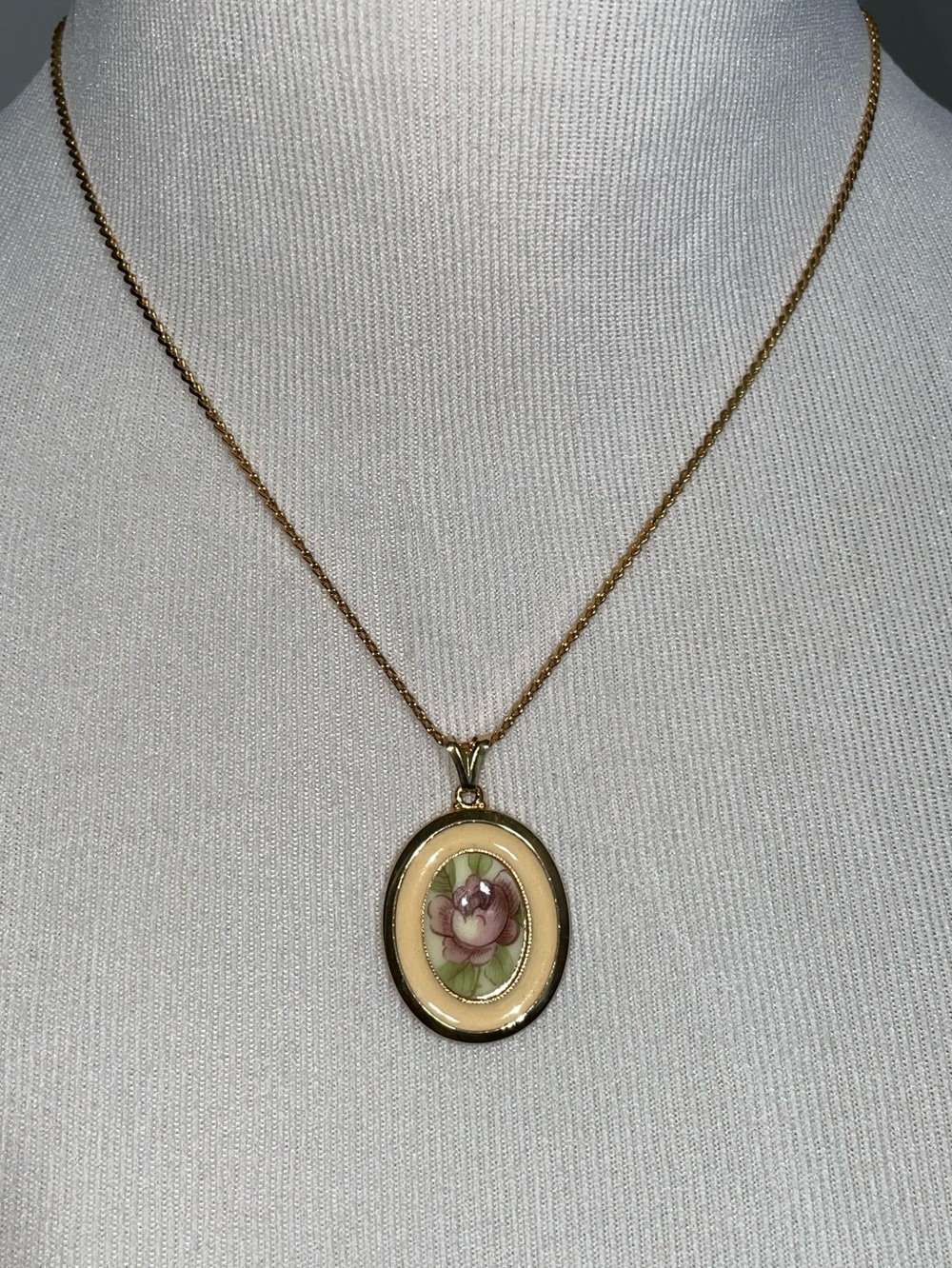 Vintage- Gold-Tone Oval Floral Pendant Necklace in Cream and Pink